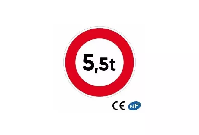 Panneau de signalisation limitant le poids sur une voie bien précise.