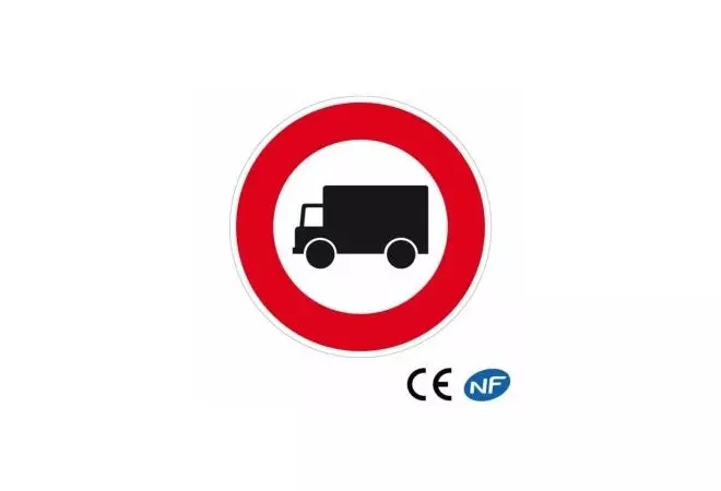 Panneau de signalisation indiquant un passage interdit aux camions (B8)