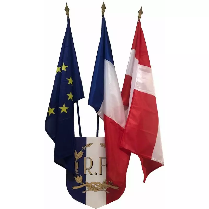 Lot écusson châssis bois et ses 3 drapeaux différents